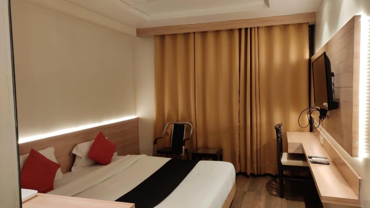 Hotel Poseidon Inn Lucknow Buitenkant foto